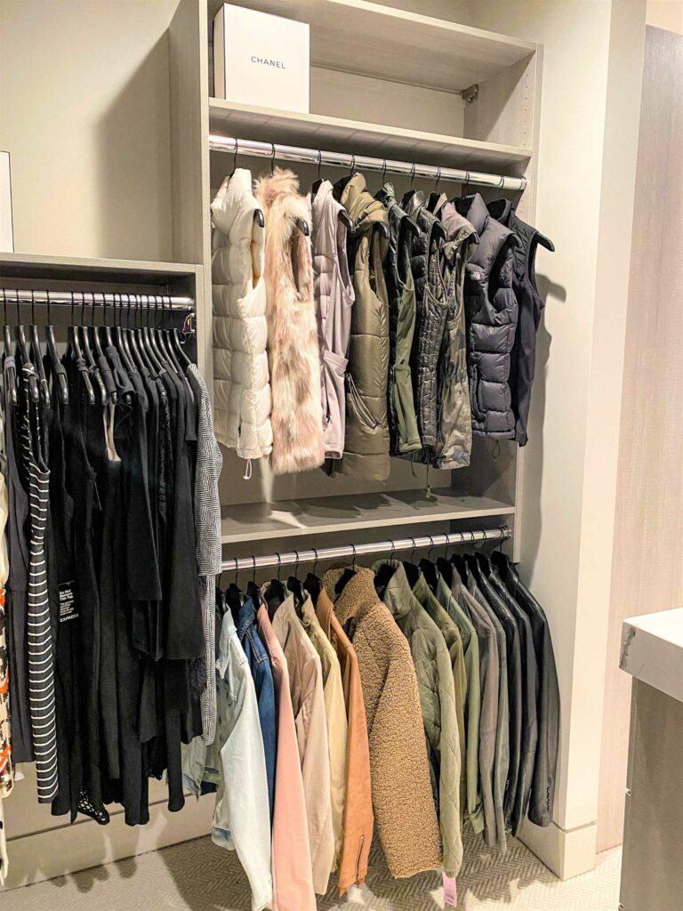 Use all matching hangers @eightdayshomeorganization